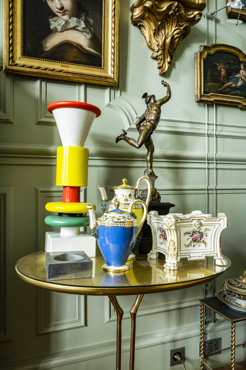 À Paris, chez Didier Ludot et Félix Farrington.